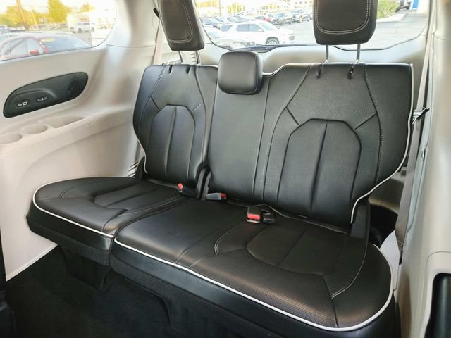 Used 2022 Chrysler Pacifica Limited AWD/4WD image 11