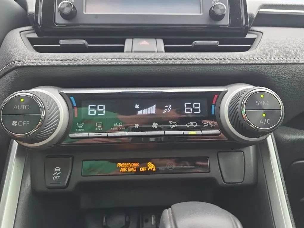 Used 2019 Toyota RAV4 XLE FWD image 30