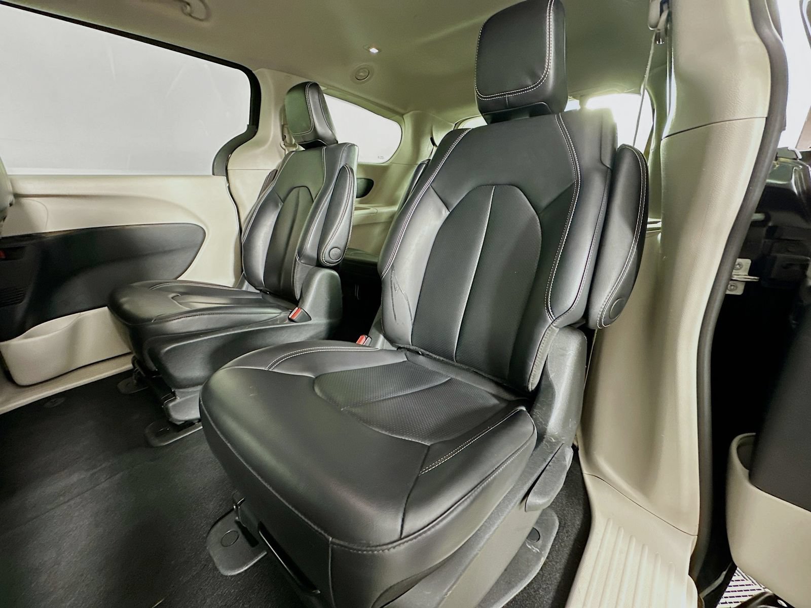 Used 2023 Chrysler Pacifica Touring-L FWD image 24