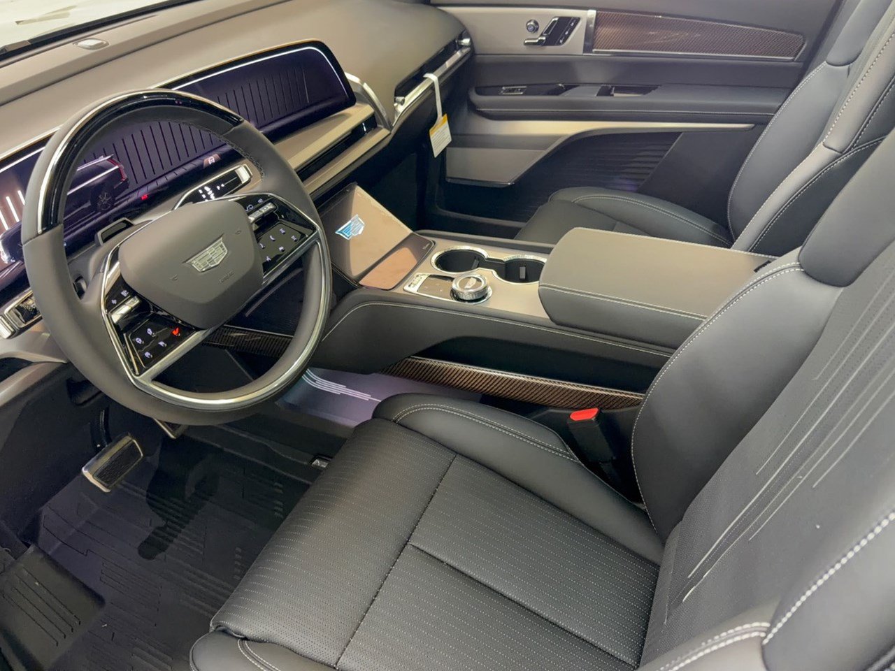 New 2027 Cadillac Vistiq Luxury w/ LPO, Floor Liner Package AWD/4WD image 4