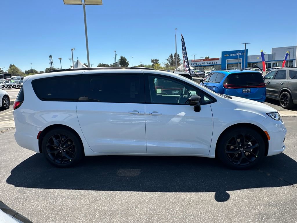 New 2026 Chrysler Pacifica Select FWD image 9
