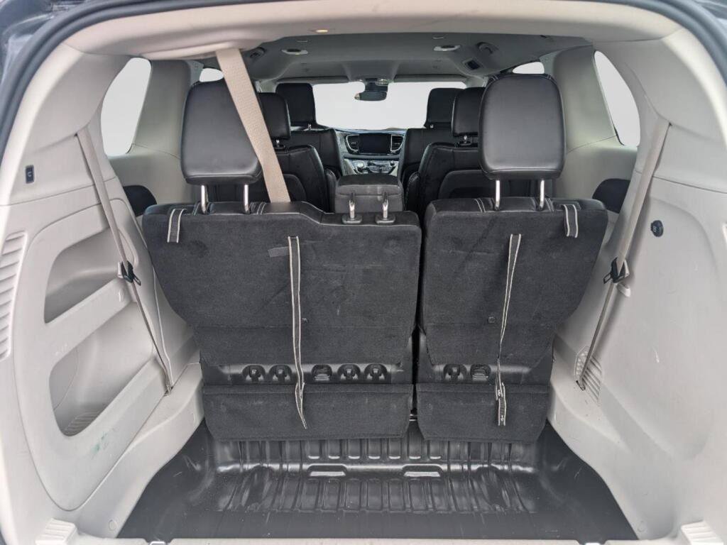 Used 2023 Chrysler Pacifica Touring-L FWD image 8