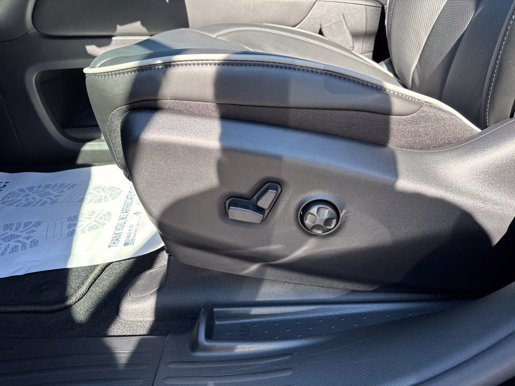 New 2027 Chrysler Pacifica Limited w/ Family Tech Group FWD image 36