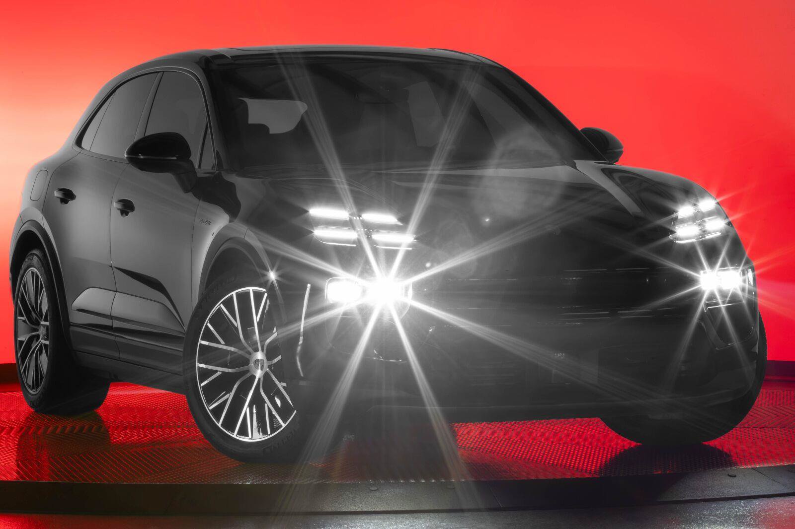 Used 2025 Porsche Macan 4S Electric AWD/4WD image 26