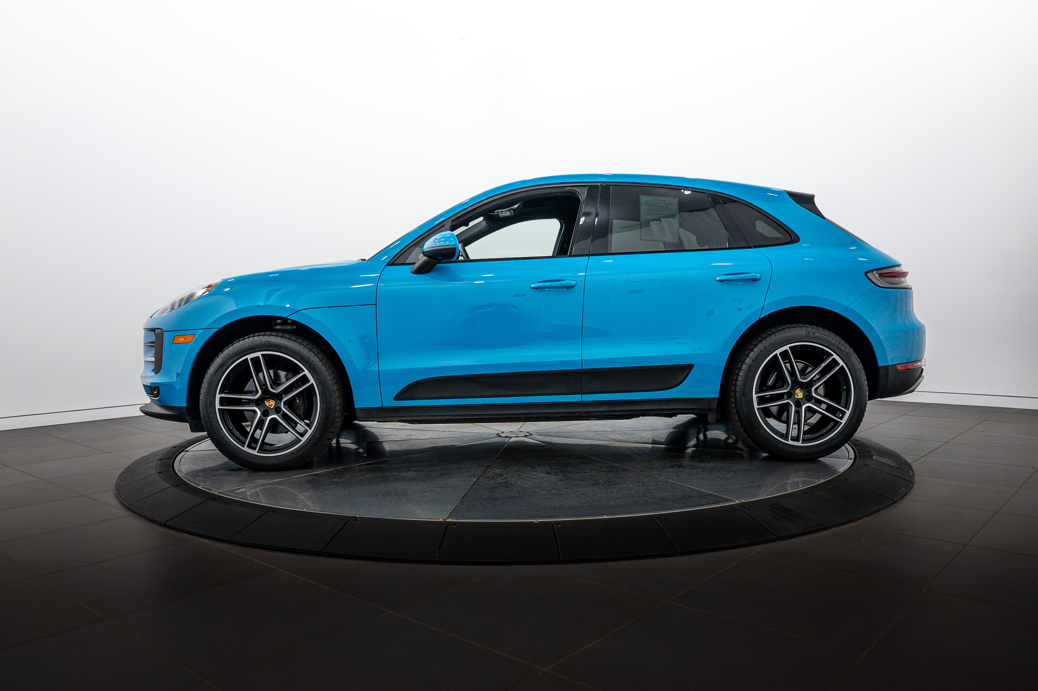 Certified 2019 Porsche Macan AWD/4WD image 2