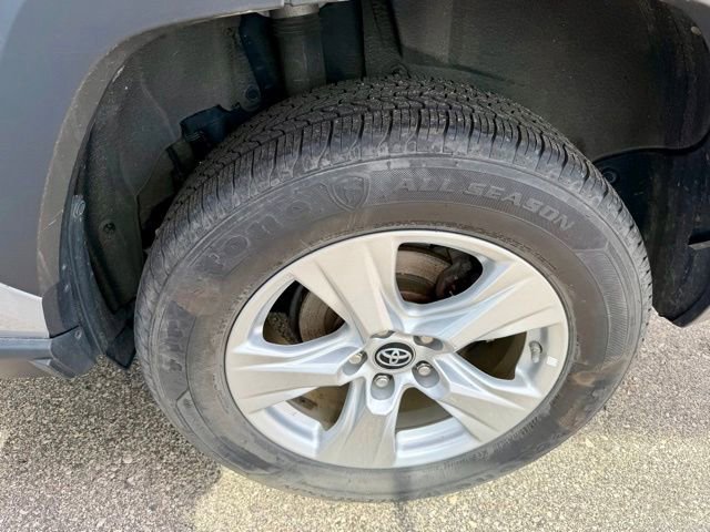 Used 2020 Toyota RAV4 LE AWD/4WD image 13
