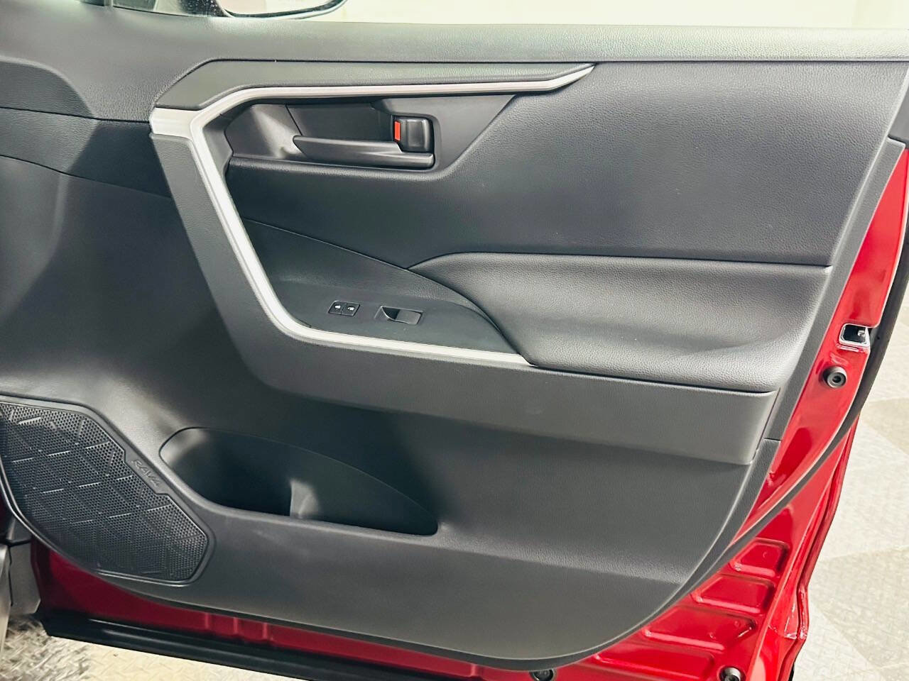 Used 2019 Toyota RAV4 LE w/ Carpet Mat Package AWD/4WD image 26