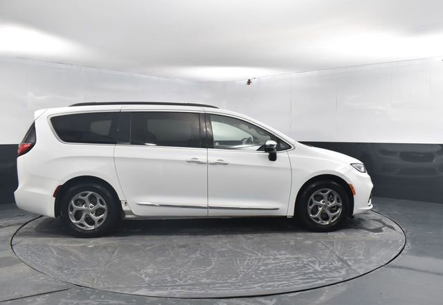 Used 2023 Chrysler Pacifica Limited image 11