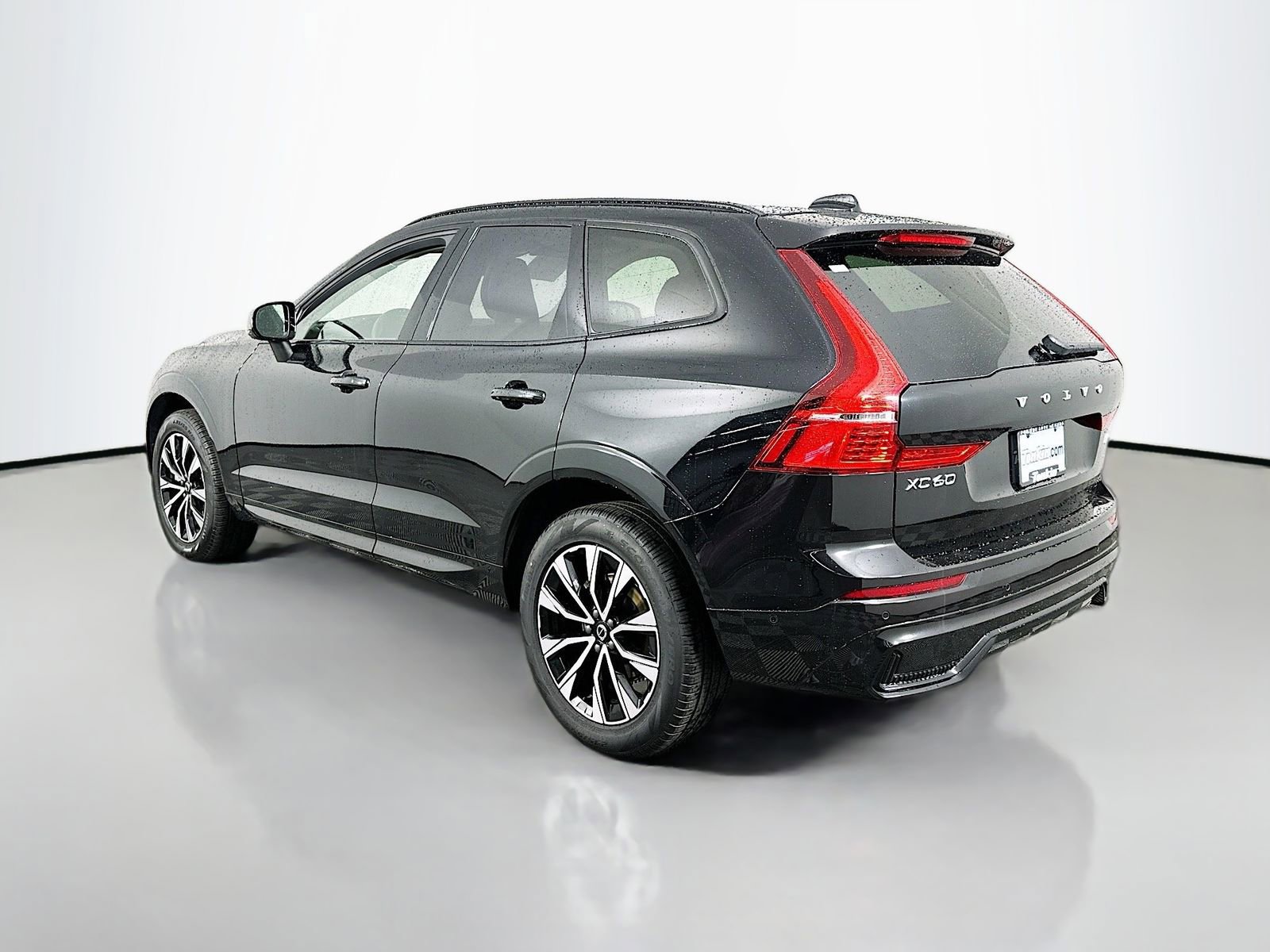 Used 2025 Volvo XC60 B5 Plus image 5
