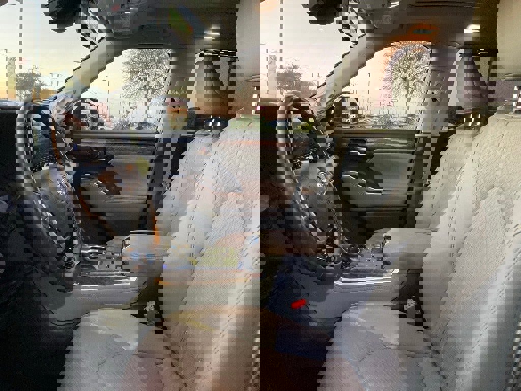 Used 2024 Toyota Highlander Platinum image 9