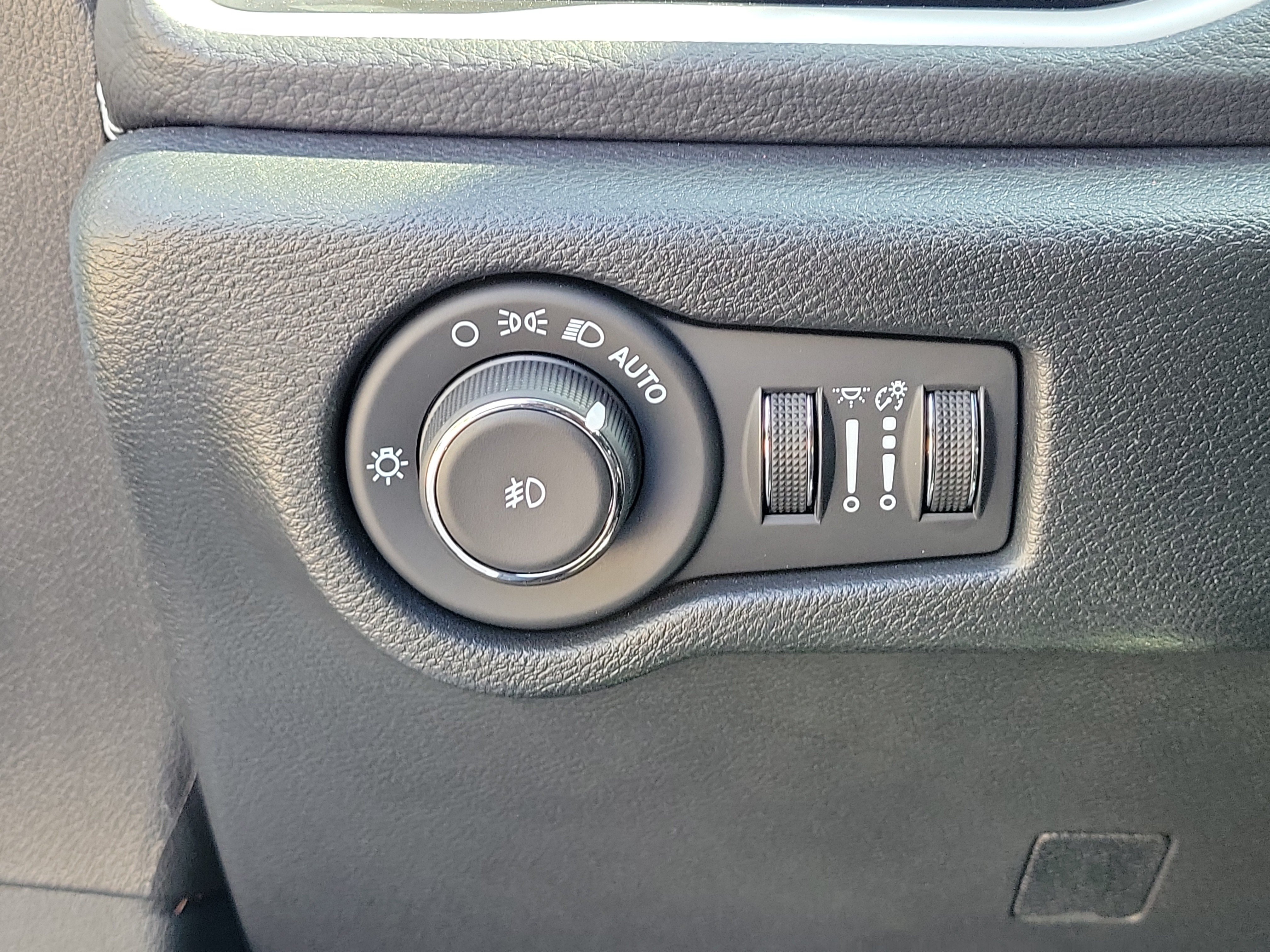 Used 2024 Chrysler Pacifica Limited FWD image 25