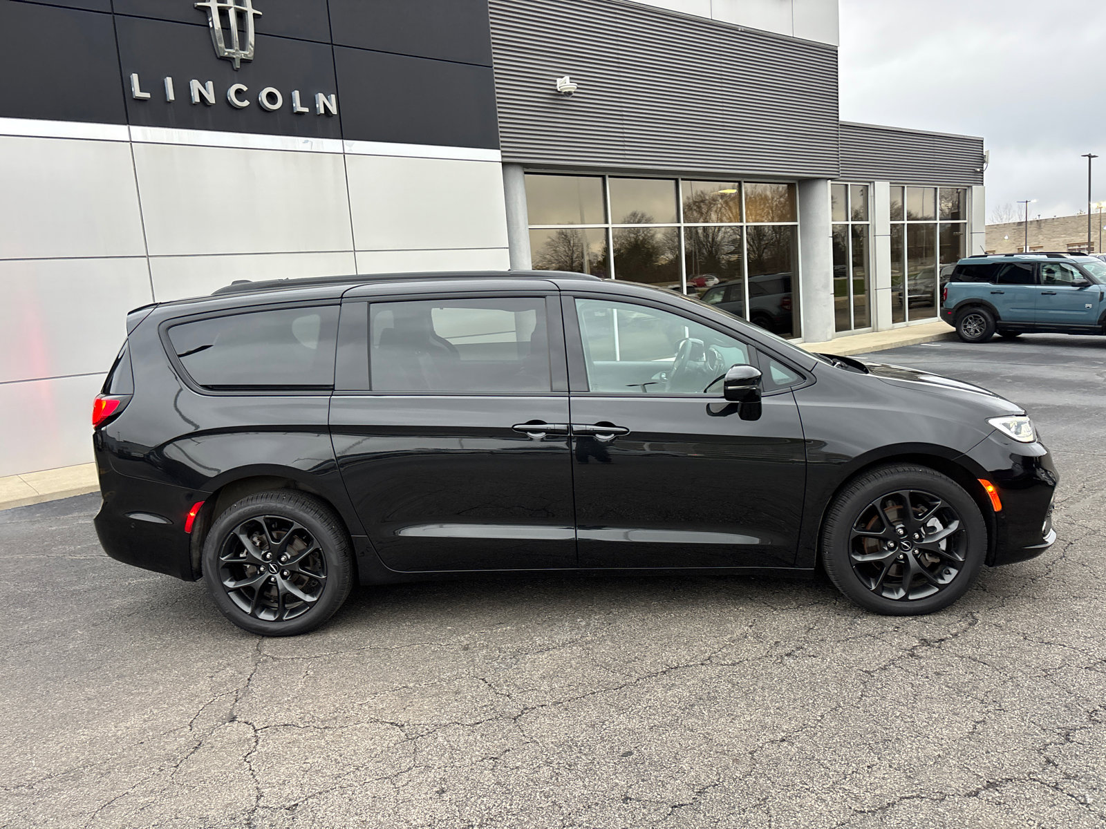 Used 2023 Chrysler Pacifica Limited w/ Uconnect Theater Family Group image 8