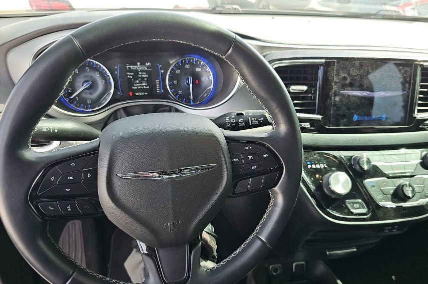 Used 2018 Chrysler Pacifica Touring-L w/ Premium Audio Group FWD image 23
