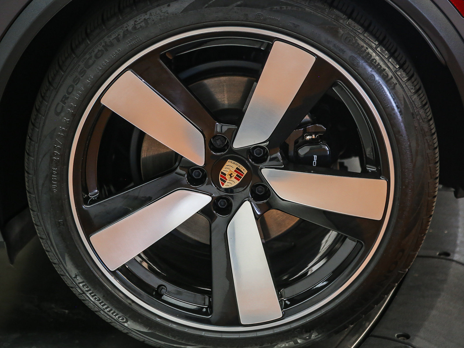 Certified 2025 Porsche Macan 4S Electric AWD/4WD image 12