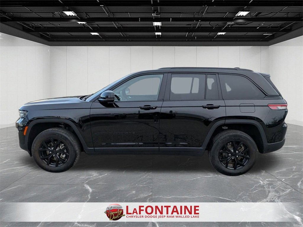 Certified 2024 Jeep Grand Cherokee Altitude image 2