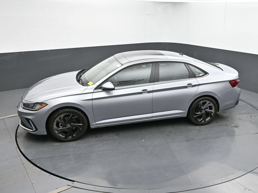 Used 2025 Volkswagen Jetta SE FWD image 18