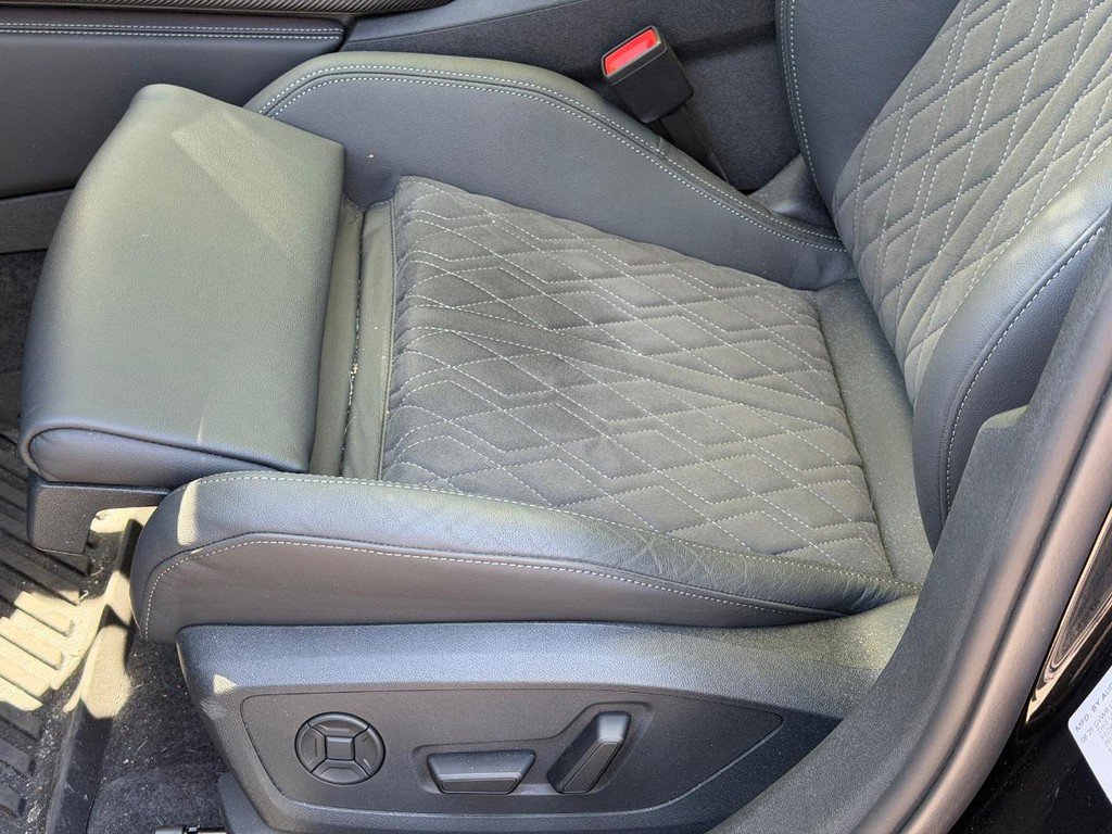 Used 2023 Audi S8 AWD/4WD image 29