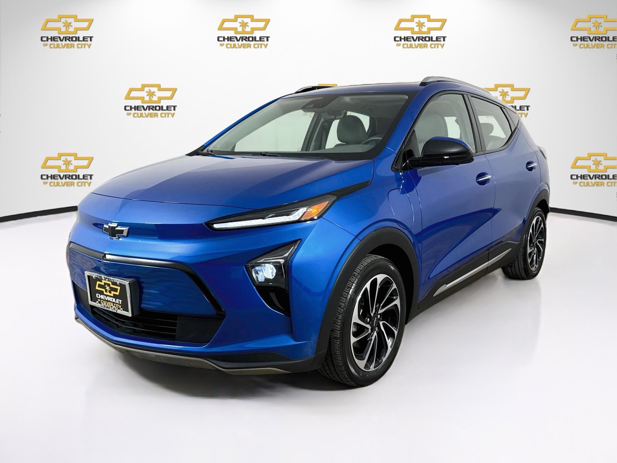 Used 2023 Chevrolet Bolt EUV Premier w/ Sun & Sound Package FWD image 3