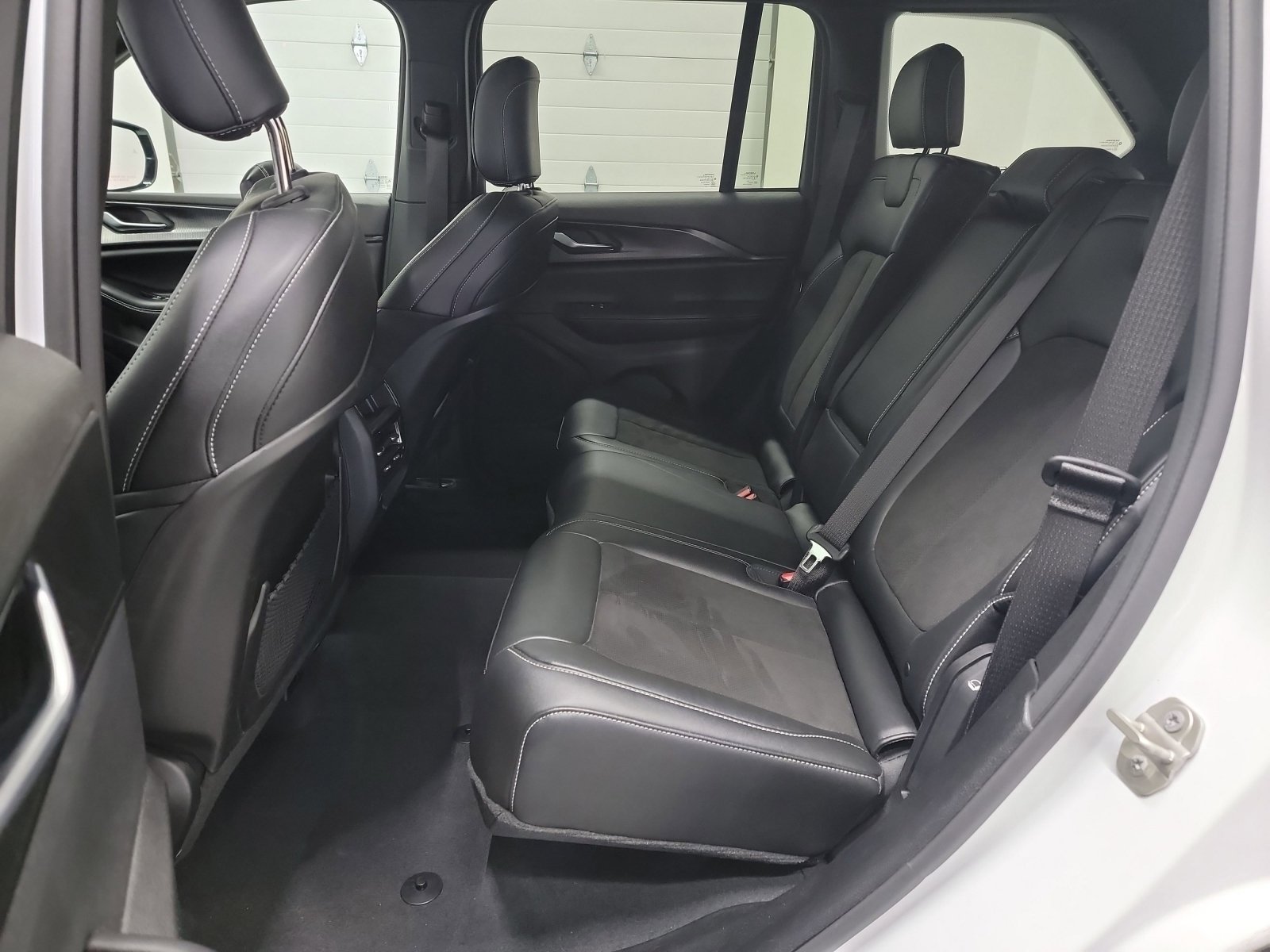 Used 2023 Jeep Grand Cherokee Altitude AWD/4WD image 18