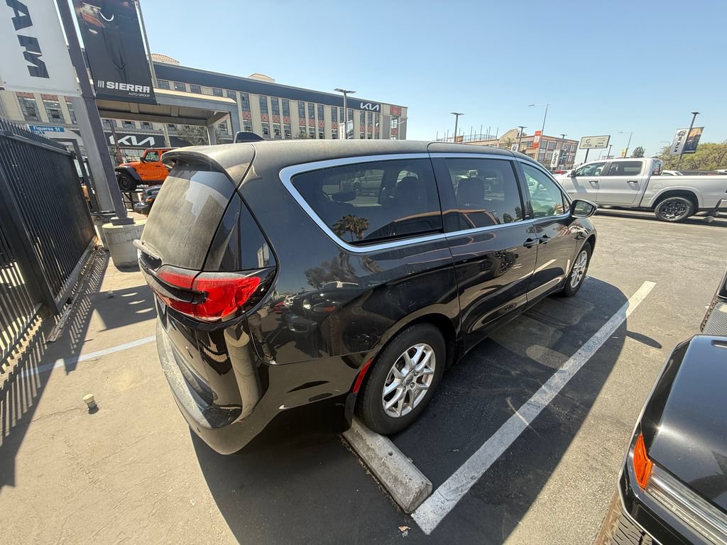 Used 2023 Chrysler Pacifica Touring-L FWD image 2