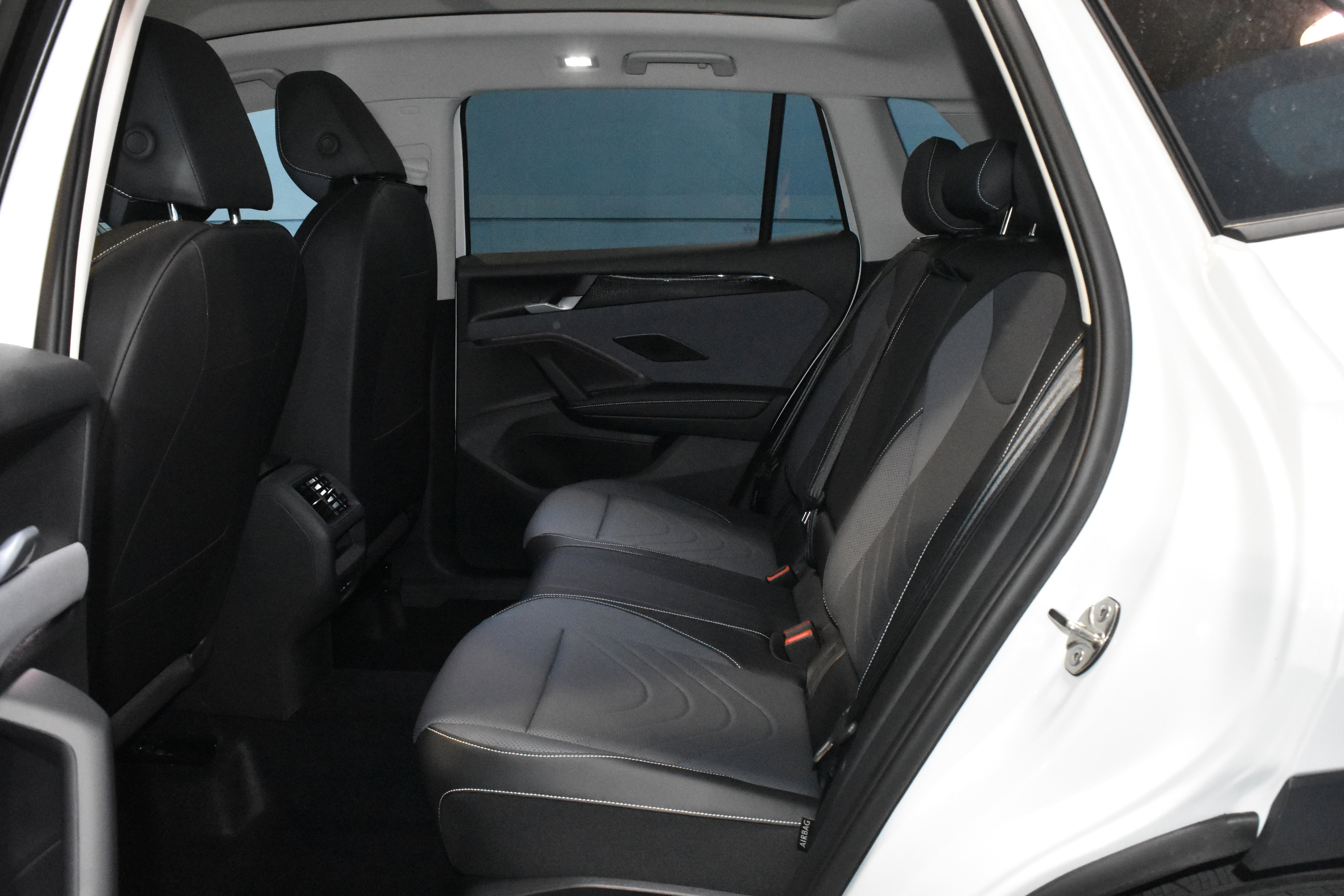 New 2026 Volkswagen Tiguan SE AWD/4WD image 16
