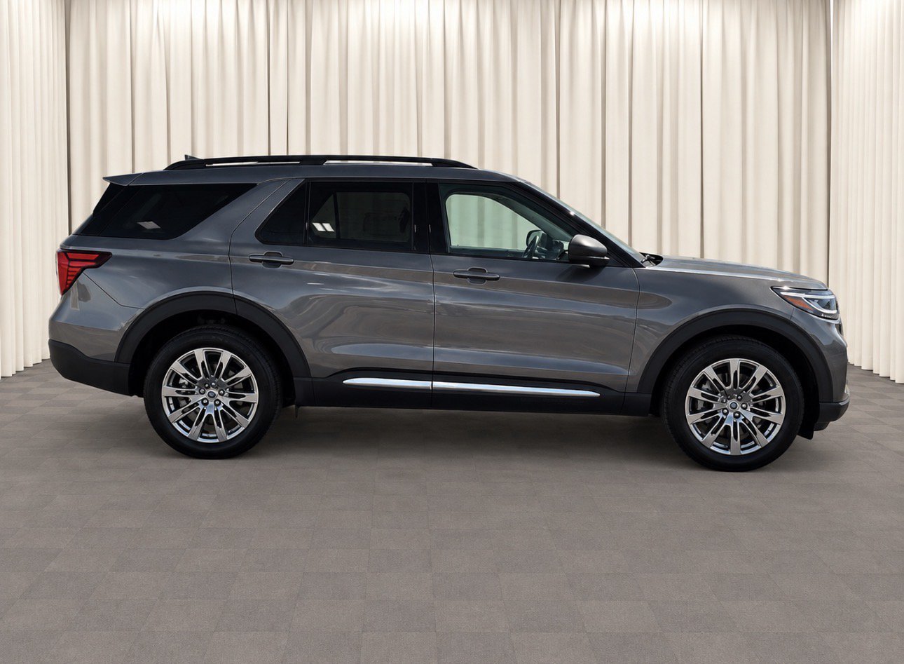 Used 2025 Ford Explorer Active w/ Active Comfort Package AWD/4WD image 2