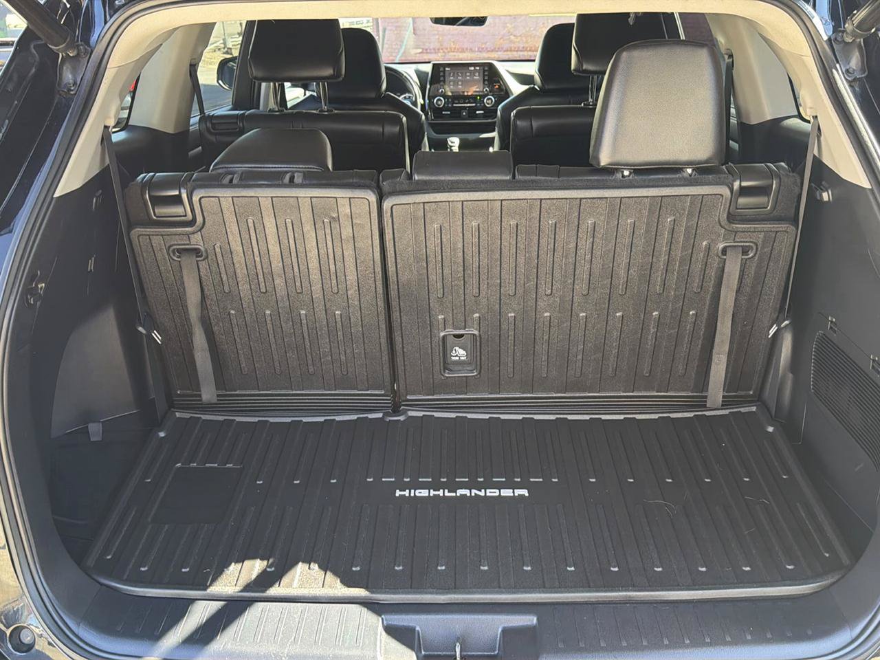 Used 2022 Toyota Highlander XLE AWD/4WD image 34