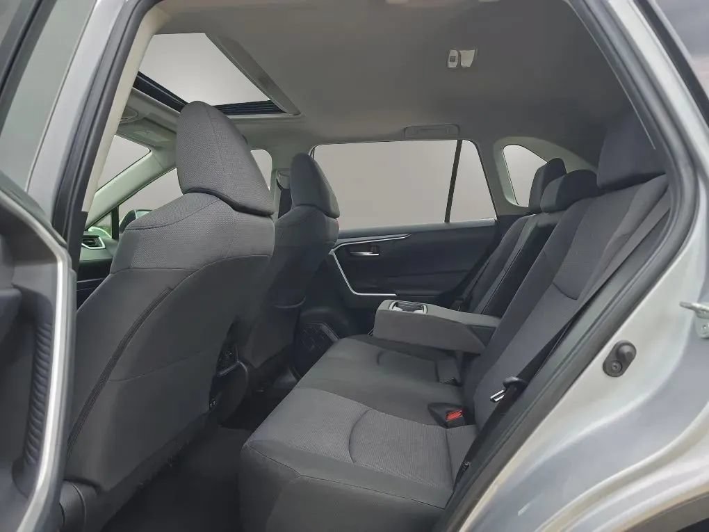Used 2019 Toyota RAV4 XLE FWD image 36