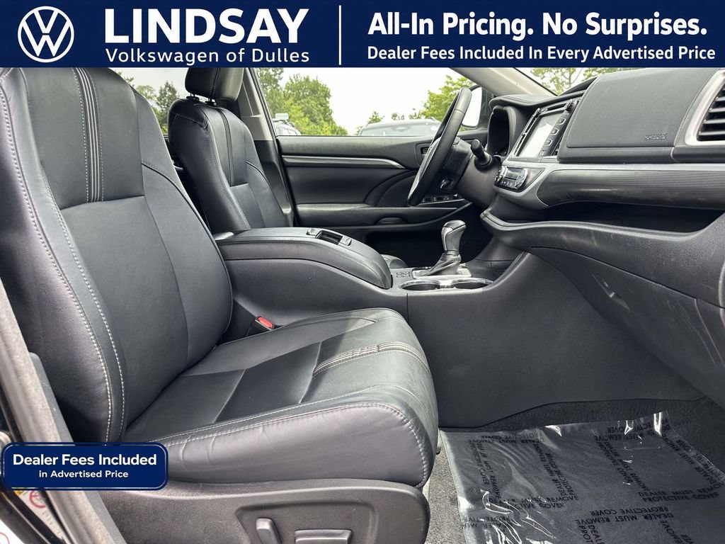 Used 2018 Toyota Highlander SE w/ Carpet Mat Package (TMS) AWD/4WD image 12