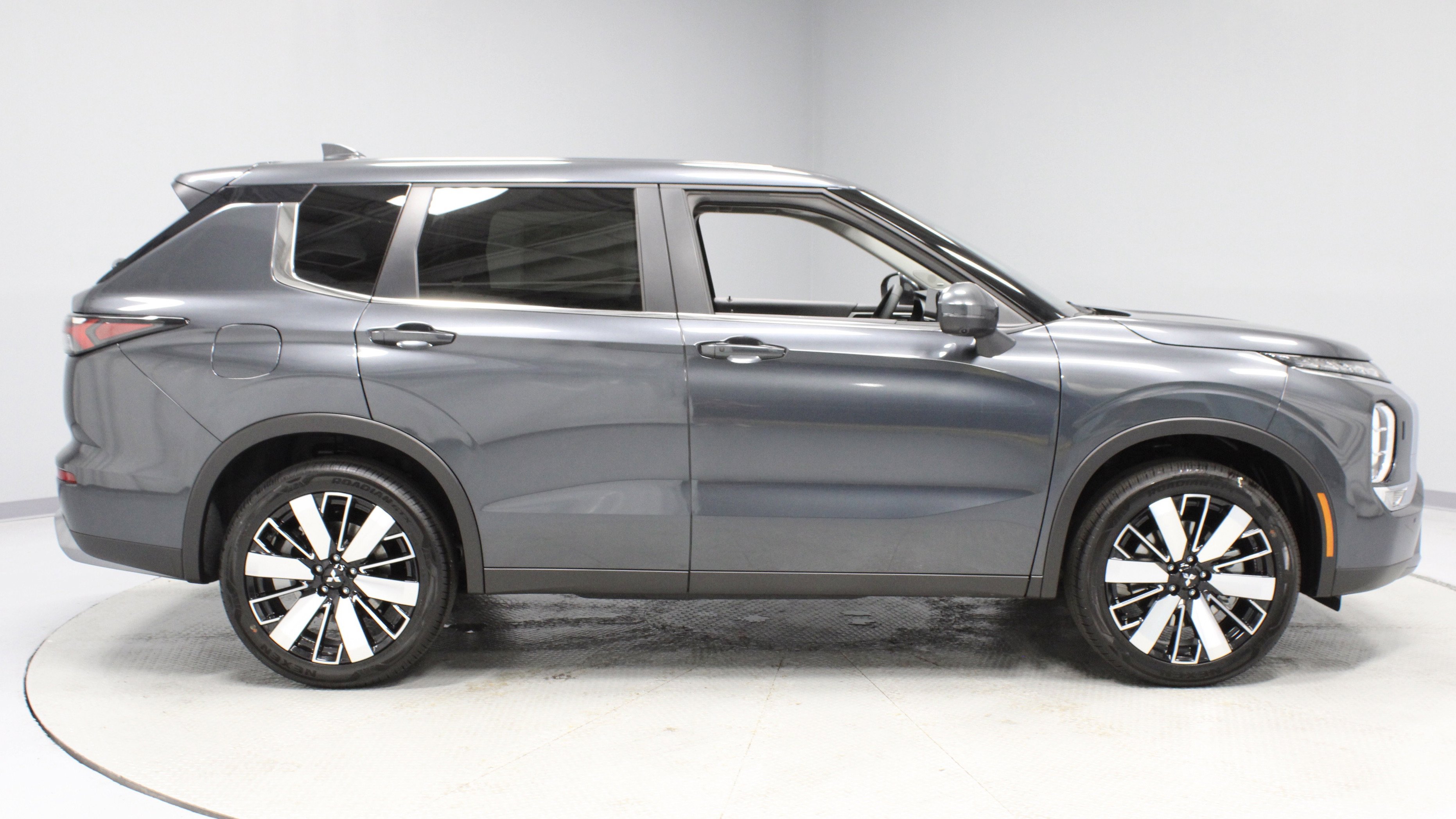 New 2025 Mitsubishi Outlander SE image 9