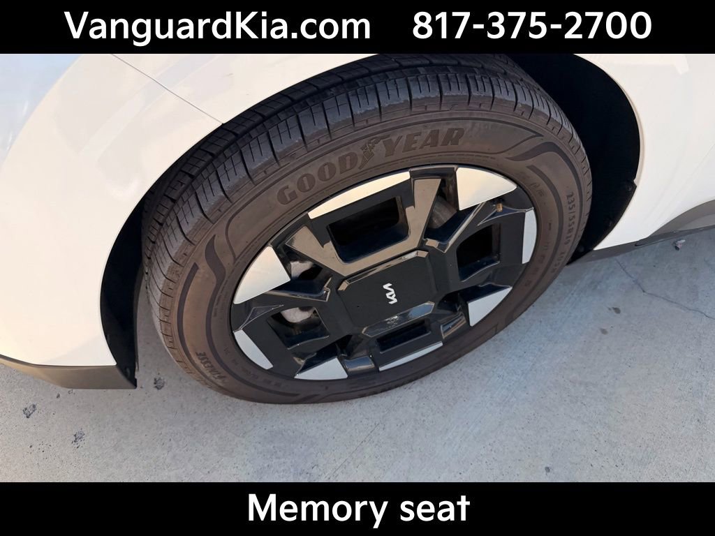 Certified 2025 Kia Carnival EX image 8