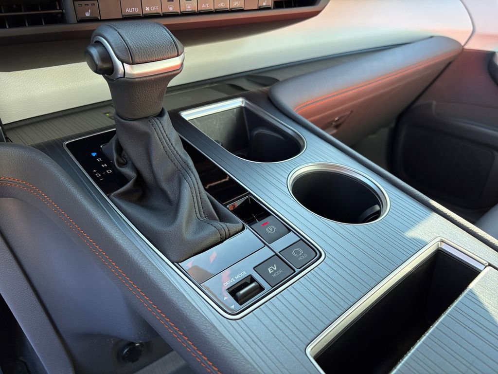 Used 2023 Toyota Sienna XSE image 3