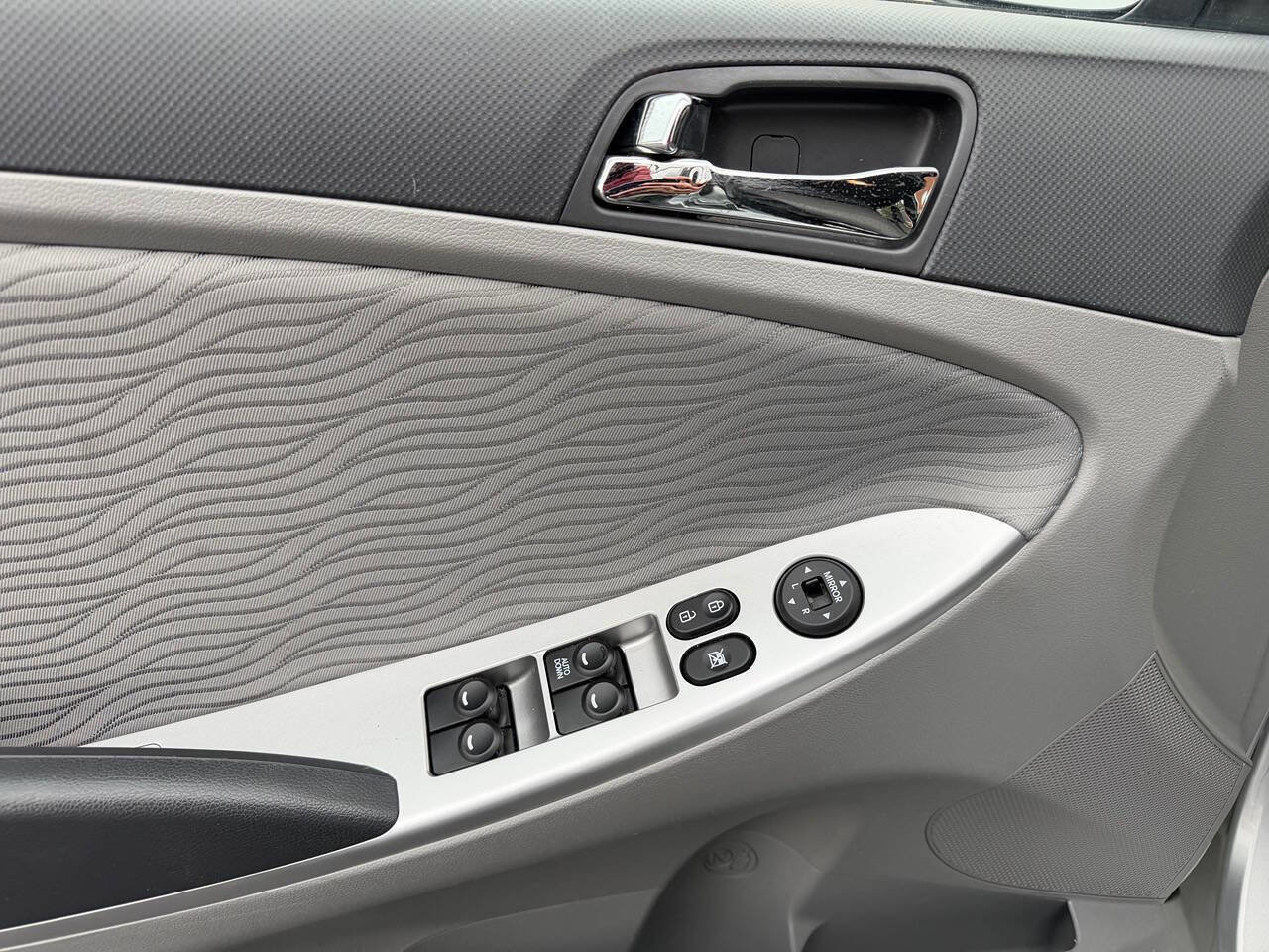 Used 2013 Hyundai Accent GLS w/ Premium Pkg FWD image 11