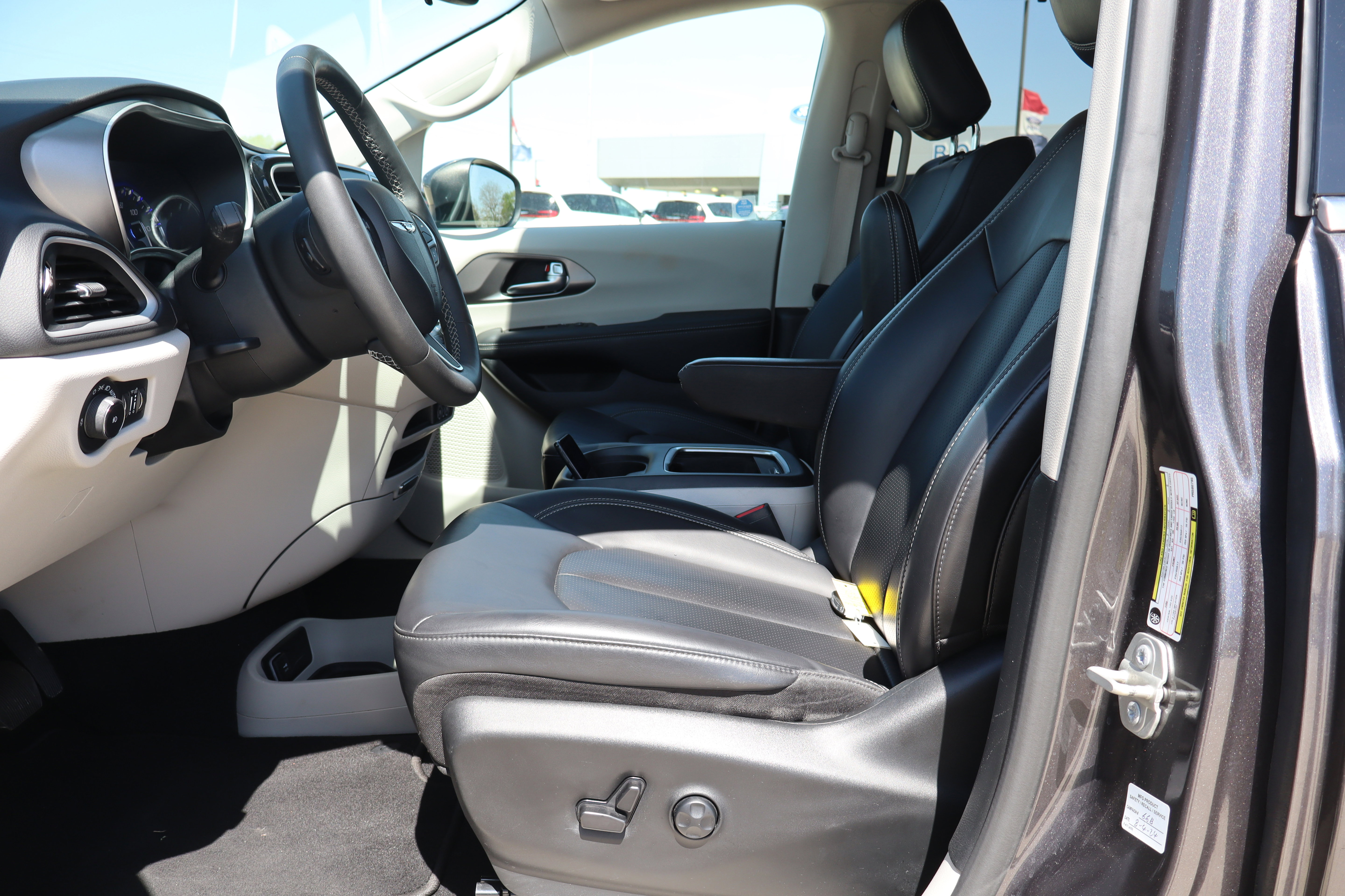 Used 2023 Chrysler Pacifica Touring-L FWD image 10