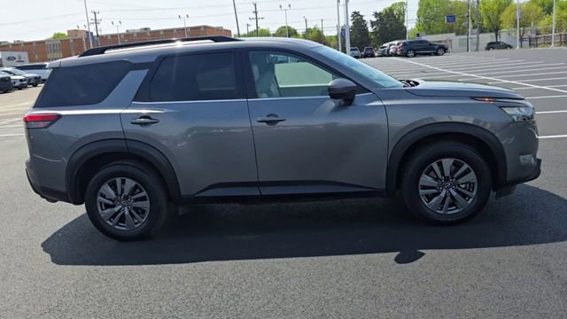 Used 2024 Nissan Pathfinder SV AWD/4WD image 2