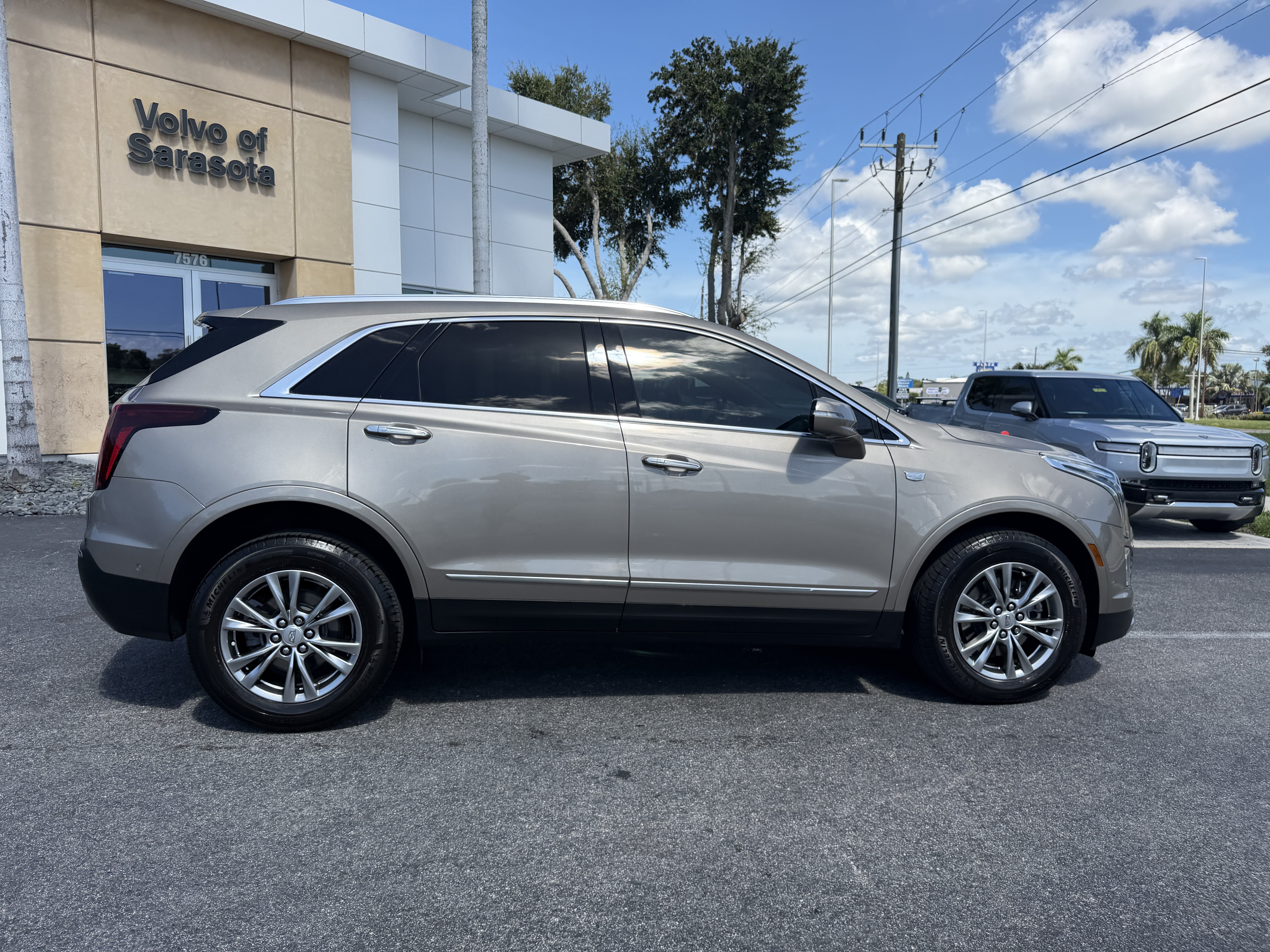 Used 2022 Cadillac XT5 Premium Luxury w/ Technology Package FWD image 2