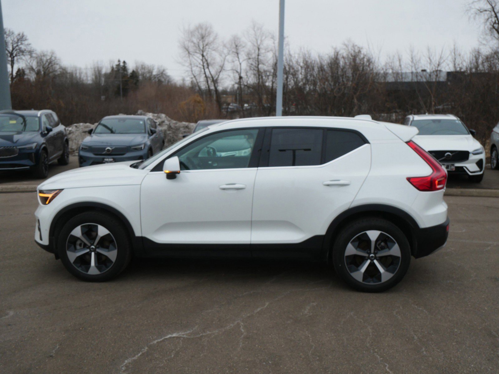 Certified 2025 Volvo XC40 B5 Plus image 4