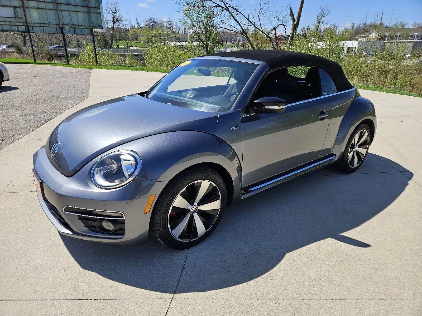 Used 2015 Volkswagen Beetle R-Line FWD image 3