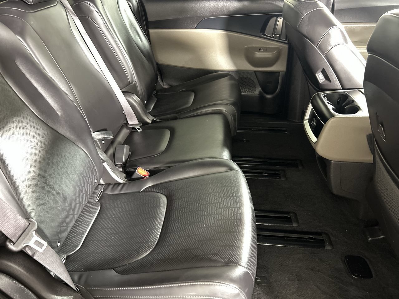 Used 2025 Kia Carnival FWD image 25