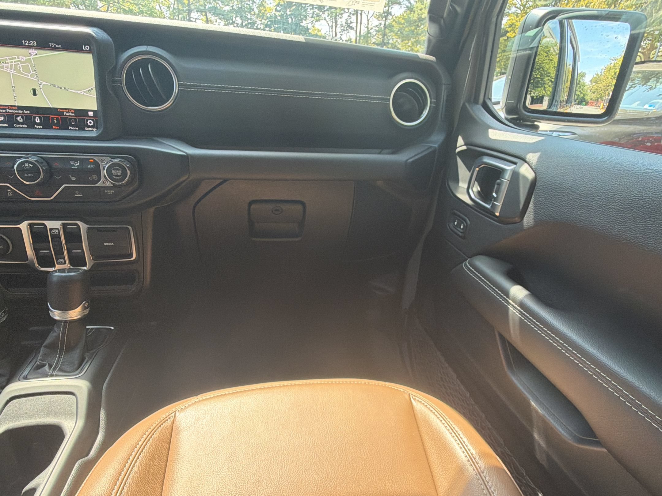 Used 2023 Jeep Wrangler Unlimited Sahara w/ Cold Weather Group AWD/4WD image 29