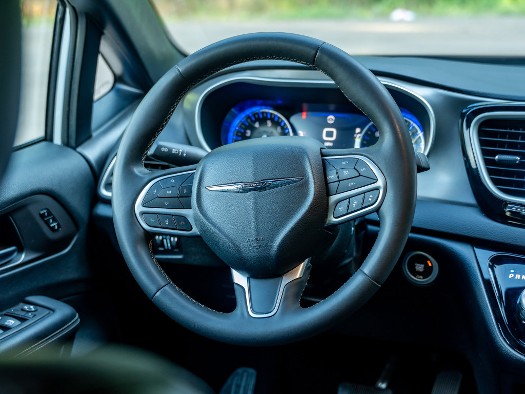 Used 2025 Chrysler Pacifica Select FWD image 23