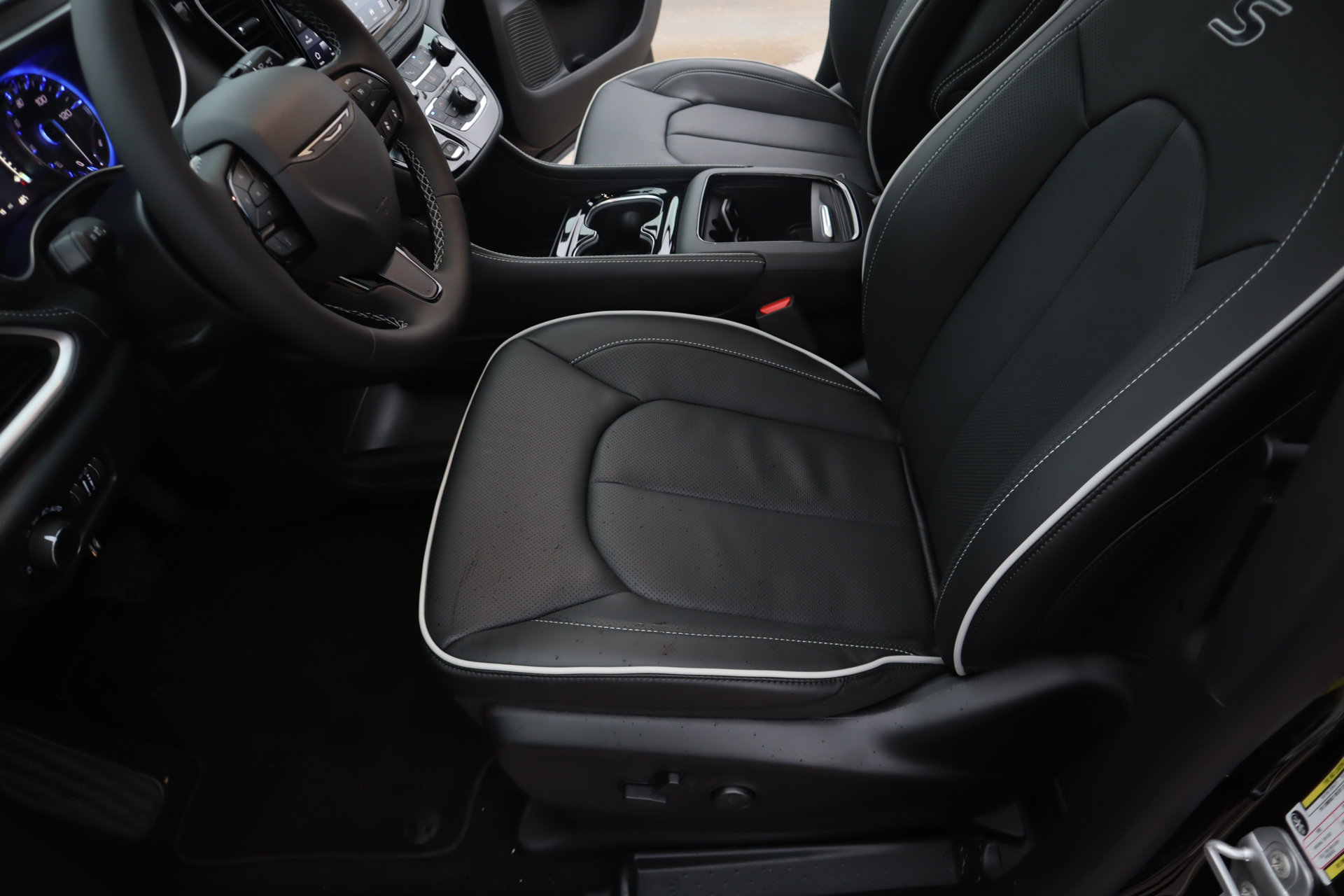 New 2027 Chrysler Pacifica Limited FWD image 11