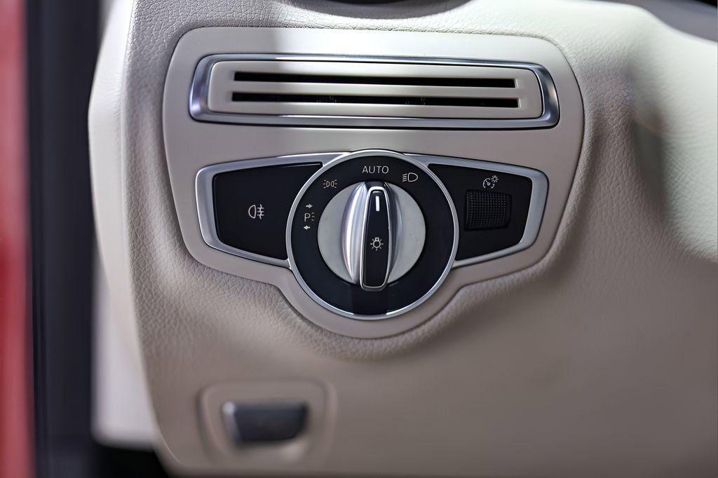 Used 2020 Mercedes-Benz C 300 4MATIC Sedan image 37