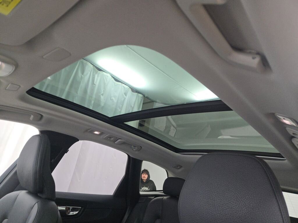 Used 2025 Volvo XC60 B5 Plus image 29