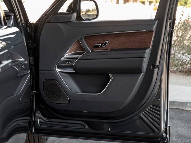 Used 2025 Land Rover Range Rover Autobiography image 28