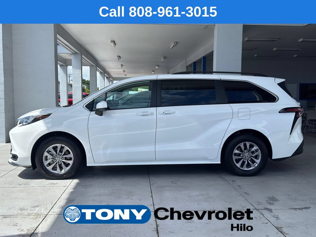 Used 2026 Toyota Sienna LE FWD image 2
