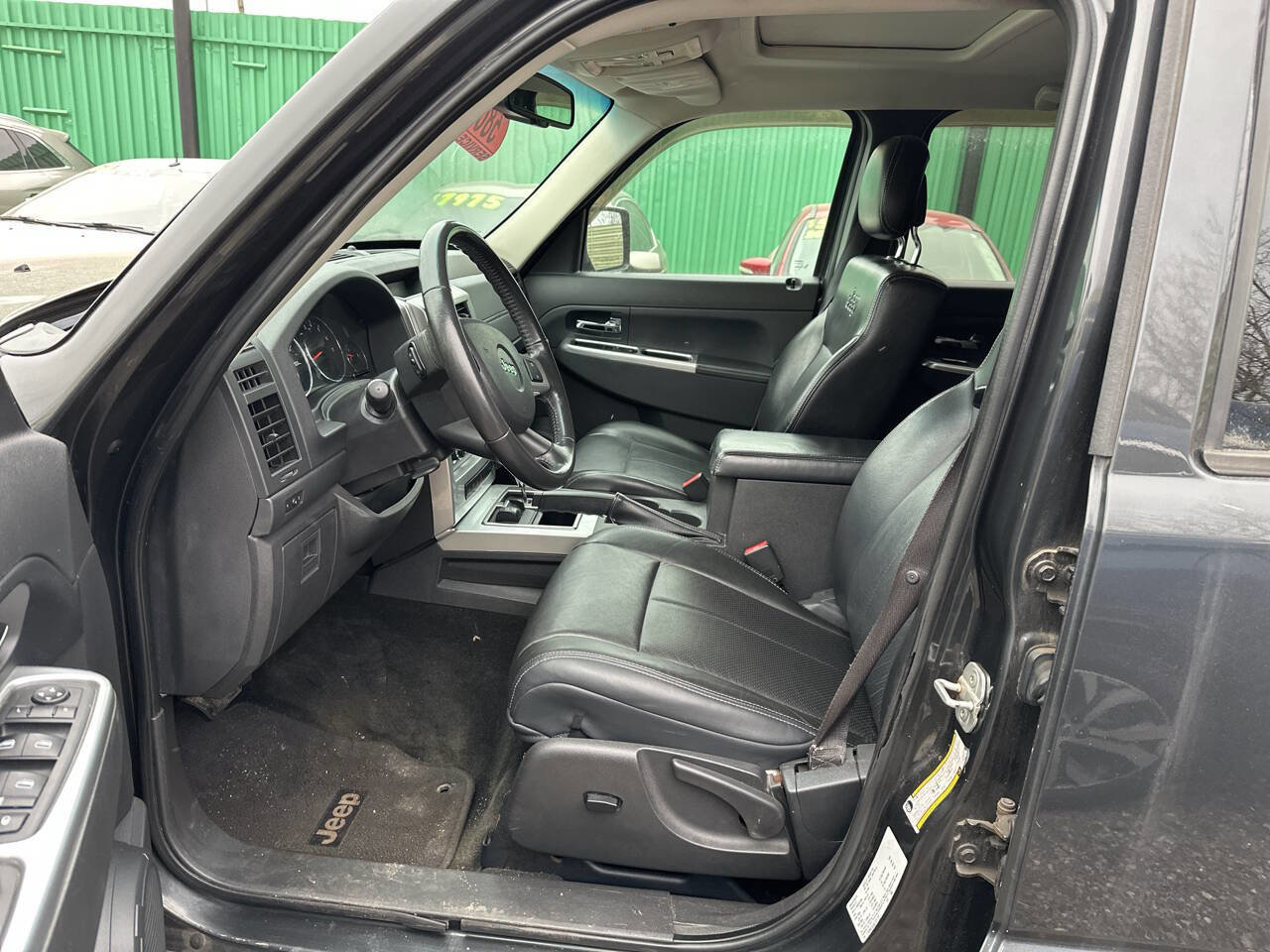 Used 2010 Jeep Liberty Limited w/ Sky's The Limit Group image 3