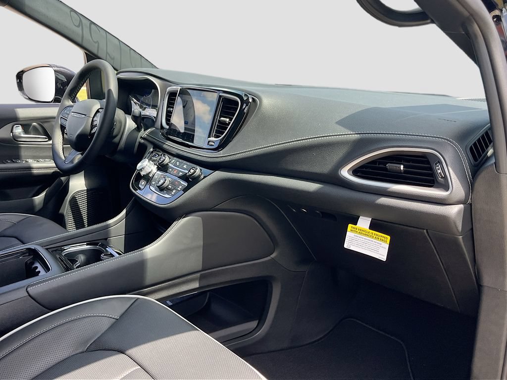 New 2027 Chrysler Pacifica Limited FWD image 32