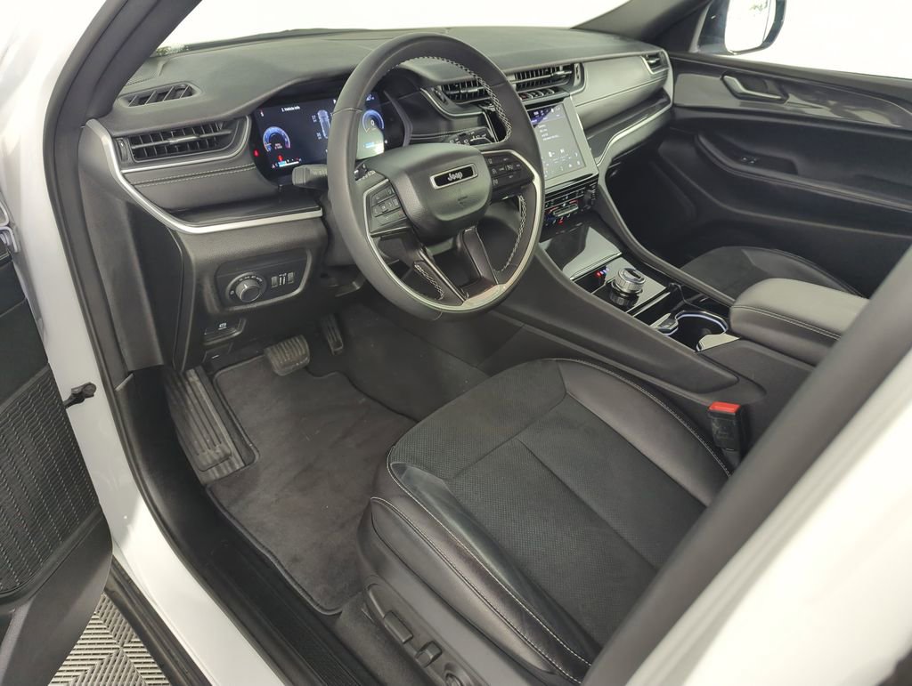 Used 2023 Jeep Grand Cherokee Altitude image 11