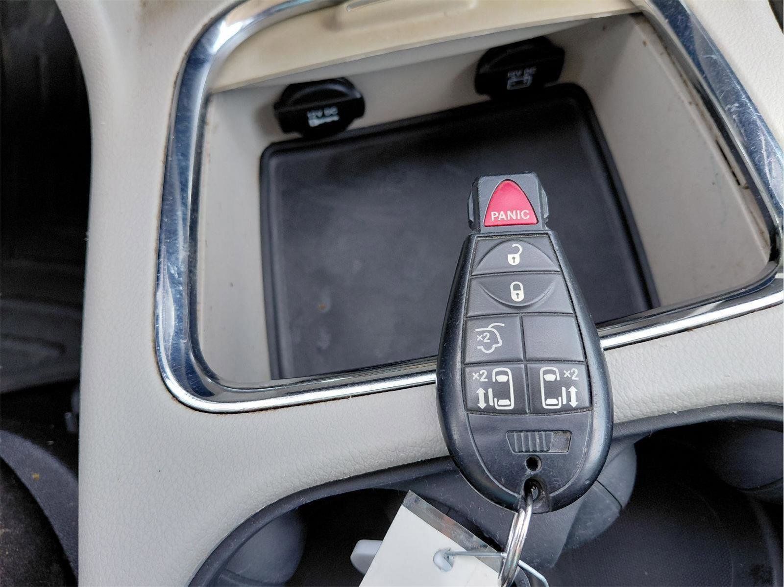 Used 2015 Chrysler Town & Country Touring FWD image 41